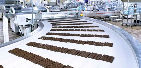 In den grossen Linien produziert Ritter Sport stündlich bis zu 50 000 100-g-Tafeln. Da müssen die Prozesse absolut zuverlässig funktionieren. In den grossen Linien produziert Ritter Sport stündlich bis zu 50 000 100-g-Tafeln. Da müssen die Prozesse absolut zuverlässig funktionieren.