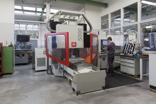 Für eine Präzisionsbearbeitung von 2,5 bis 5,0 Mikrometer ausgelegt ist die neue SPC Serie SIP, die u.a. für die Komplettbearbeitung von präzisen Maschinenelementen für Verpackungs-, Textil- oder Werkzeugmaschinen zum Einsatz kommt. Für eine Präzisionsbearbeitung von 2,5 bis 5,0 Mikrometer ausgelegt ist die neue SPC Serie SIP, die u.a. für die Komplettbearbeitung von präzisen Maschinenelementen für Verpackungs-, Textil- oder Werkzeugmaschinen zum Einsatz kommt.