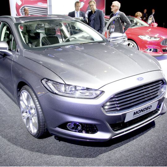 Der Ford Mondeo feiert in Paris seine Publikumspremiere. Neben neuen Motorvarianten, wie einer Dieselversion, setzt der OEM bei seinem größten Pkw vor allem auf einer Vielzahl von Assistenzsystemen. Der Mondeo teilt das auffällige Design mit dem bereits in Nordamerika vorgestellten Modell-Bruder Fusion. Der Ford Mondeo feiert in Paris seine Publikumspremiere. Neben neuen Motorvarianten, wie einer Dieselversion, setzt der OEM bei seinem größten Pkw vor allem auf einer Vielzahl von Assistenzsystemen. Der Mondeo teilt das auffällige Design mit dem bereits in Nordamerika vorgestellten Modell-Bruder Fusion.