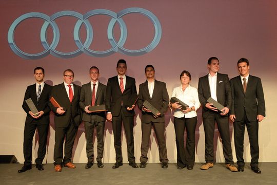 Von links: Nedzad Nurkic, Uwe Hammel, Peter Gräfensteiner, Björn Keilmann, Christoph Schirmer, Petra Scholer und Lars Albersmeyer sowie Thomas Felbermair, Leiter Verkauf Deutschland bei Audi – zum Vergrößern bitte klicken.