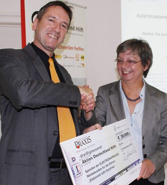 Johann Wiesböck, Chefredakteur der ELEKTRONIKPRAXIS, übergibt einen Scheck über 30.000 Euro an Manuela Roßbach, Geschäftsführerin von "Aktion Deutschland Hilft" Johann Wiesböck, Chefredakteur der ELEKTRONIKPRAXIS, übergibt einen Scheck über 30.000 Euro an Manuela Roßbach, Geschäftsführerin von "Aktion Deutschland Hilft"