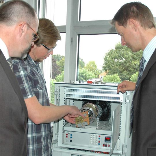 Im Labor für Halbleiterbauelemente und Bussysteme demonstriert Dennis Schmitz Prof. Dr. Peter Glösekötter (r.) und Dr. Bernd Burchard den von ihm entwickelten Spezialofen für Sensoren. Im Labor für Halbleiterbauelemente und Bussysteme demonstriert Dennis Schmitz Prof. Dr. Peter Glösekötter (r.) und Dr. Bernd Burchard den von ihm entwickelten Spezialofen für Sensoren.