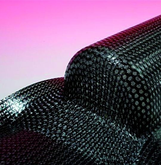 Carbonfasergestricke ermöglichen die Verarbeitung textiler Strukturen im Tiefziehverfahren aufgrund der Fadenreserve in den Maschen.