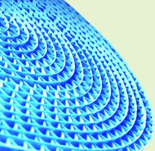 Bild 1: Als Filtermedium kommt das Ultra-Web-Nanofaserfiltermedium zum Einsatz, das zu Kanälen geformt ist, die die Partikel ohne Tiefenbelastung abscheiden. Bild 1: Als Filtermedium kommt das Ultra-Web-Nanofaserfiltermedium zum Einsatz, das zu Kanälen geformt ist, die die Partikel ohne Tiefenbelastung abscheiden.
