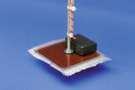 Der Elektrostatikgreifer des Fraunhofer IPT hebt biegeschlaffe Halbzeuge wie Kohlenstoff- und Glasfasermatten. Der Elektrostatikgreifer des Fraunhofer IPT hebt biegeschlaffe Halbzeuge wie Kohlenstoff- und Glasfasermatten.