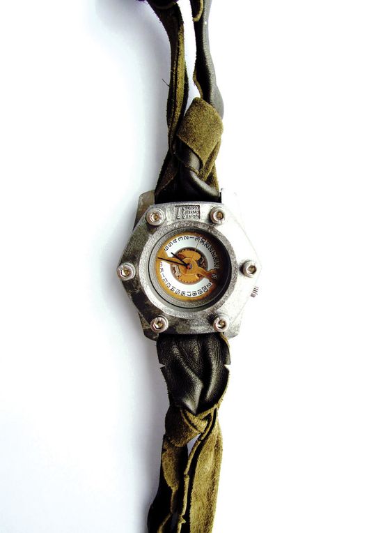 Uhrengehäuse aus Metallpulver – Anmutung von Leder und Stoff. Uhrengehäuse aus Metallpulver – Anmutung von Leder und Stoff.