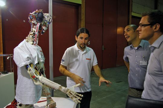 Avènement d'un nouveau type d'humanoïde: une démonstration sur le stand de maxon motor d'un robot répliquant à la perfection le système des muscles et nerfs humains grâce à des mini-moteurs maxon. Avènement d'un nouveau type d'humanoïde: une démonstration sur le stand de maxon motor d'un robot répliquant à la perfection le système des muscles et nerfs humains grâce à des mini-moteurs maxon.