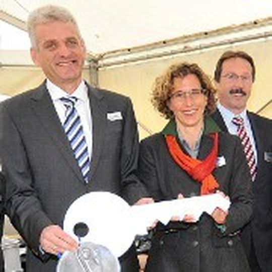 Architekt Karl-Anton Buchschuster übergab die Schlüssel für das neue Bildungszentrum an Innungsgeschäftsführerin Petra Brandl und Obermeister Günther Haller. Architekt Karl-Anton Buchschuster übergab die Schlüssel für das neue Bildungszentrum an Innungsgeschäftsführerin Petra Brandl und Obermeister Günther Haller.