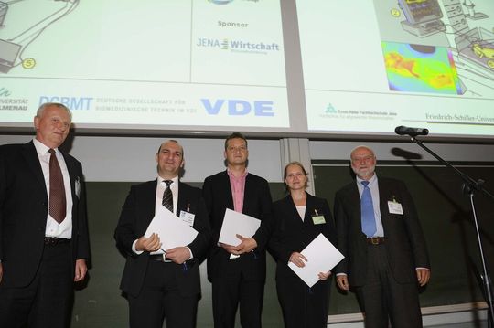 Der im Frühjahr ins Leben gerufene „Preis für Patientensicherheit“ ist jetzt erstmals vergeben worden. Im Bild zu sehen sind v.l.n.r. Prof. Dr.-Ing. Uvo Hölscher, Vorsitzender des Preisausschusses, sowie die Preisträger Abbas K. Abbas, Erik Eichhorn, Susanne Schaller und Stifter Dr. med. Hans Haindl Der im Frühjahr ins Leben gerufene „Preis für Patientensicherheit“ ist jetzt erstmals vergeben worden. Im Bild zu sehen sind v.l.n.r. Prof. Dr.-Ing. Uvo Hölscher, Vorsitzender des Preisausschusses, sowie die Preisträger Abbas K. Abbas, Erik Eichhorn, Susanne Schaller und Stifter Dr. med. Hans Haindl
