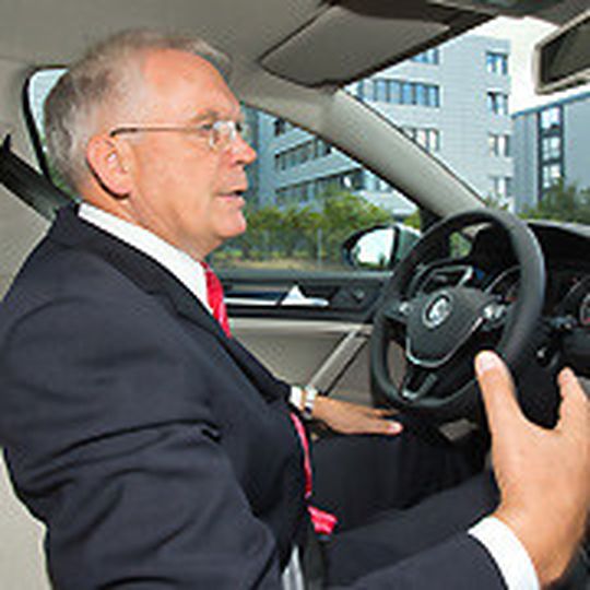 Ulrich Hackenberg, Entwicklungsvorstand des VW-Konzerns, hat großen Anteil an der Entstehung des Golf 7 gehabt. Ulrich Hackenberg, Entwicklungsvorstand des VW-Konzerns, hat großen Anteil an der Entstehung des Golf 7 gehabt.