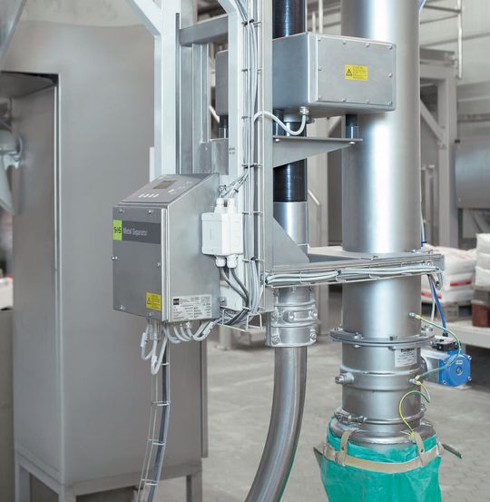 Der S+S Metall-Separator GF 4000 ist in eine pneumatische Förderleitung integriert. Der S+S Metall-Separator GF 4000 ist in eine pneumatische Förderleitung integriert.