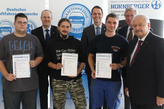 Leistungswettbewerb in Hessen: (v. re.) Jürgen Karpinski (Kfz-Gewerbe Hessen), Bert Rauscher (Heinz und Gisela Friederichs-Stiftung), Christian Bopp (1. Sieger), Joachim Kuhn (Kfz-Gewerbe Hessen), Domenik Scharf (2. Sieger), Robert Balzer (Nürnberger Versicherungsgruppe) und Marcus Egner (3. Sieger).