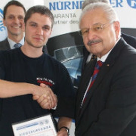 Jürgen Karpinski (re.), Präsident des Kfz-Landesverbandes Hessen, gratuliert Christian Bopp.