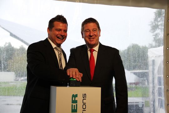 Jetzt geht's los: Dr. Rüdiger Kapitza (rechts), Vorstandsvorsitzender der Gildemeister AG, und Dr. Frank Beermann, Geschäftsführer der Sparte Energy Solutions, drücken den Startknopf für den Energy Solutions Park.