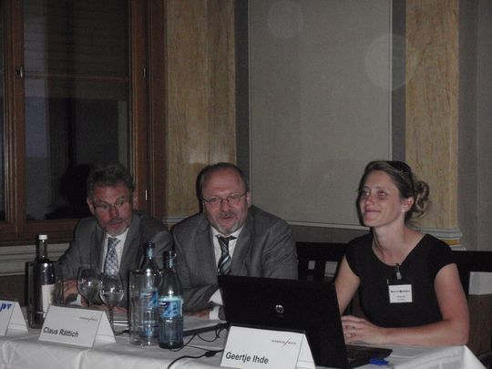 Claus Rättich, Mitglied der Geschäftsleitung der Nürnberg Messe (Mitte) erwartet eine "stabile Powtech 2013". Links Prof. Dr. Heribert Häusler, Vorstandsmitglied der APV – Arbeitsgemeinschaft für pharmazeutische Verfahrenstechnik; rechts Geertje Ihde, Pressereferentin der Nürnberg Messe. Claus Rättich, Mitglied der Geschäftsleitung der Nürnberg Messe (Mitte) erwartet eine "stabile Powtech 2013". Links Prof. Dr. Heribert Häusler, Vorstandsmitglied der APV – Arbeitsgemeinschaft für pharmazeutische Verfahrenstechnik; rechts Geertje Ihde, Pressereferentin der Nürnberg Messe.
