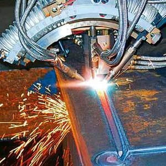 Das Autogen-Dreibrenneraggregat D/AFL schneidet die Windturmbleche in einem Arbeitsgang.