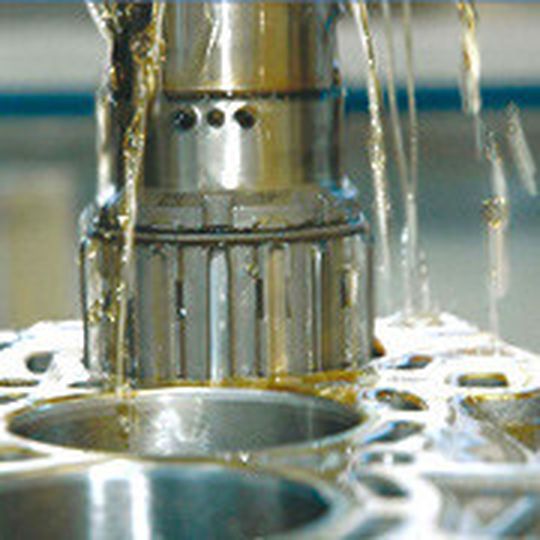 Mit einem besonderen Feinschliff entstehen im Fraunhofer Institut Zylinder mit besonders wenig Reibung. Mit einem besonderen Feinschliff entstehen im Fraunhofer Institut Zylinder mit besonders wenig Reibung.