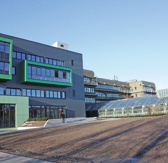 Abb. 1: Das Biozentrum Klein Flottbek bündelt die botanisch und mikrobiologisch ausgerichtete Forschung und Lehre der Universität Hamburg. Abb. 1: Das Biozentrum Klein Flottbek bündelt die botanisch und mikrobiologisch ausgerichtete Forschung und Lehre der Universität Hamburg.