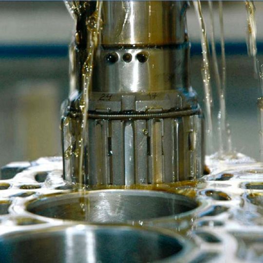 Mit einem besonderen Feinschliff entstehen im Fraunhofer Institut Zylinder mit besonders wenig Reibung. Mit einem besonderen Feinschliff entstehen im Fraunhofer Institut Zylinder mit besonders wenig Reibung.