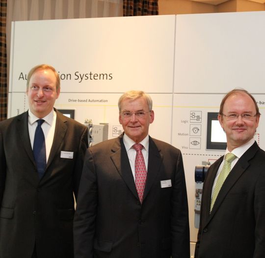 Der Lenze-Vorstand (von links: Dr. Yorck Schmidt, Dr. Erhard Tellbüscher und Frank A. Maier) sieht trotz eines schwierigen Umfelds positiv in die Zukunft. Der Lenze-Vorstand (von links: Dr. Yorck Schmidt, Dr. Erhard Tellbüscher und Frank A. Maier) sieht trotz eines schwierigen Umfelds positiv in die Zukunft.