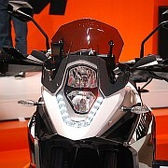 Dieses Gesicht dürfte in Zukunft häufiger im Rückspiegel auftauchen: KTM 1190 Adventure. Dieses Gesicht dürfte in Zukunft häufiger im Rückspiegel auftauchen: KTM 1190 Adventure.