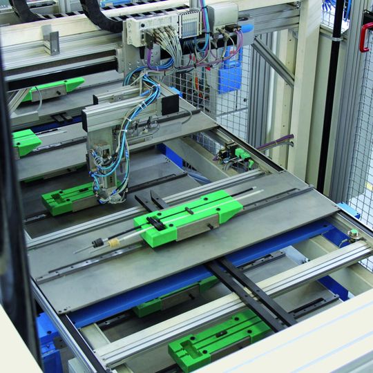 Der Werkstückträger-Transfer erfolgt durch die verschiedenen automatischen Prozess- und Prüfstationen in der Montageanlage. Für die zehn Typen von Schaltwählzugsystemen werden in sechs oder sieben Doppelstationen für die Innen- und Außenzüge jeweils bis zu 13 Einzelkomponenten verbaut. Der Werkstückträger-Transfer erfolgt durch die verschiedenen automatischen Prozess- und Prüfstationen in der Montageanlage. Für die zehn Typen von Schaltwählzugsystemen werden in sechs oder sieben Doppelstationen für die Innen- und Außenzüge jeweils bis zu 13 Einzelkomponenten verbaut.