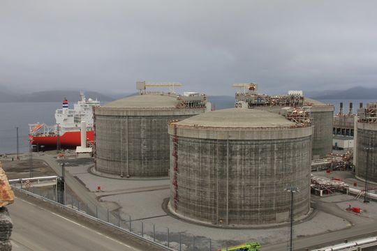 Hinter den Tanks hat das Tankschiff angelegt. Hinter den Tanks hat das Tankschiff angelegt.