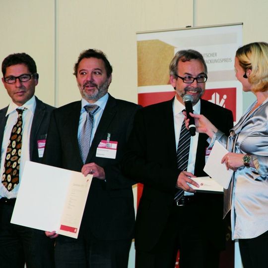 Thomas Starczewski von Designship sowie Gerhard Pick und Dieter Merkle von Schuler (v.l.n.r.) bei der Preisübergabe für den Deutschen Verpackungspreis. Thomas Starczewski von Designship sowie Gerhard Pick und Dieter Merkle von Schuler (v.l.n.r.) bei der Preisübergabe für den Deutschen Verpackungspreis.
