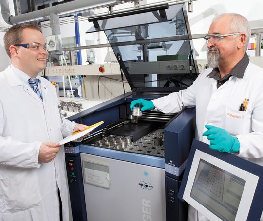 Abb. 1: Mit dem Röntgenspektrometer vom Typ S8 Tiger, Bruker AXS, Karlsruhe, können die Currenta-Analytiker automatisch mehrere Proben hintereinander messen. Abb. 1: Mit dem Röntgenspektrometer vom Typ S8 Tiger, Bruker AXS, Karlsruhe, können die Currenta-Analytiker automatisch mehrere Proben hintereinander messen.