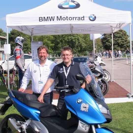 Die BMW Niederlassung Essen präsentiert beim BMW Sailing Cup 2012 unter anderem die beiden Maxi- Scooter C 600 Sport und C 650 GT. Die BMW Niederlassung Essen präsentiert beim BMW Sailing Cup 2012 unter anderem die beiden Maxi- Scooter C 600 Sport und C 650 GT.