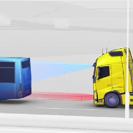 Das Kollisionswarnsystem mit integriertem Notbremsassistenten warnt den Fahrer stufenweise und greift bei ausbleibender Reaktion mit einer Notbremsung ein. Das Kollisionswarnsystem mit integriertem Notbremsassistenten warnt den Fahrer stufenweise und greift bei ausbleibender Reaktion mit einer Notbremsung ein.
