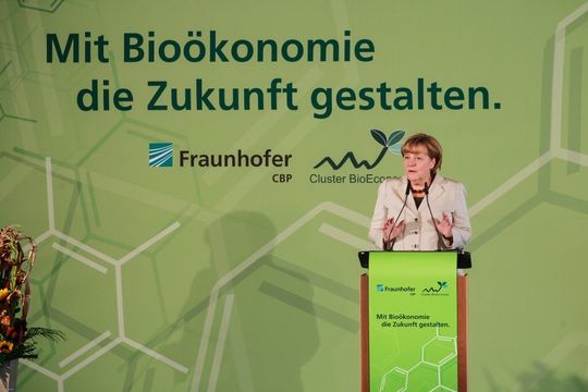 Bundeskanzlerin Angela Merkel bei der Eröffnung des Chemisch-Biotechnologischen Prozesszentrums. Bundeskanzlerin Angela Merkel bei der Eröffnung des Chemisch-Biotechnologischen Prozesszentrums.