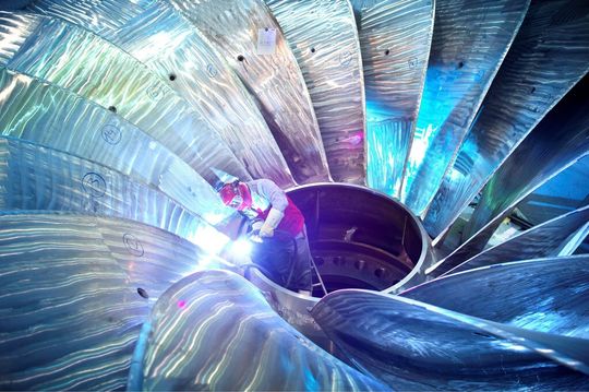 1. Platz des DVS-Fotowettbewerbs 2012: „Schweißer im Turbinenrad“