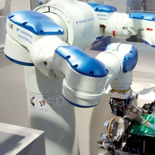 Der 15-achsige Dual-Arm-Roboter Motoman SDA 10D. Der 15-achsige Dual-Arm-Roboter Motoman SDA 10D.
