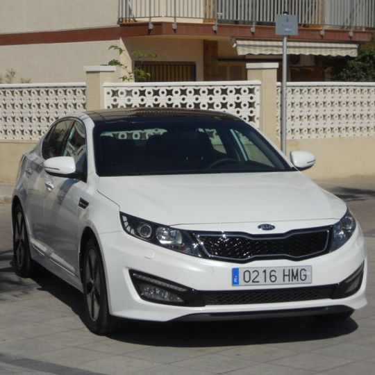 Kia reagiert auf die Wünsche europäischer Kunden und bietet den Optima nun auch als Hybrid an. Das Resultat: 190 PS Systemleistung zu einem Einstiegspreis von 29.900 Euro. Kia reagiert auf die Wünsche europäischer Kunden und bietet den Optima nun auch als Hybrid an. Das Resultat: 190 PS Systemleistung zu einem Einstiegspreis von 29.900 Euro.