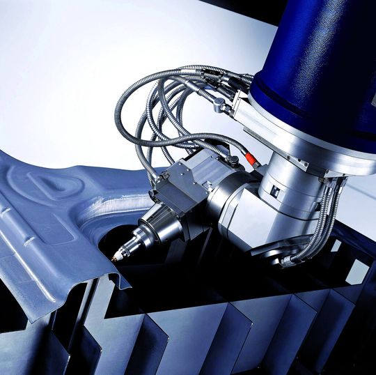 Bild 1: Laseranlage zum Schneiden von Karosseriebauteilen aus pressgehärtetem Stahlblech. Bild 1: Laseranlage zum Schneiden von Karosseriebauteilen aus pressgehärtetem Stahlblech.