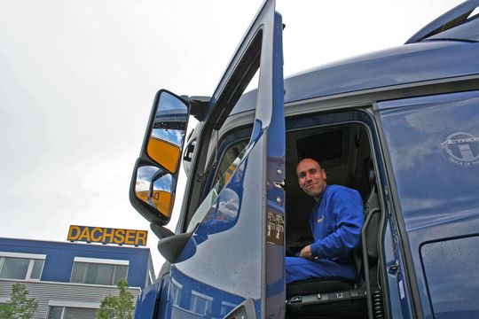 Stefan Ambrosini est l'un des nombreux chauffeur a être spécialement formé à l’utilisation du véhicule EURO 6. Stefan Ambrosini est l'un des nombreux chauffeur a être spécialement formé à l’utilisation du véhicule EURO 6.
