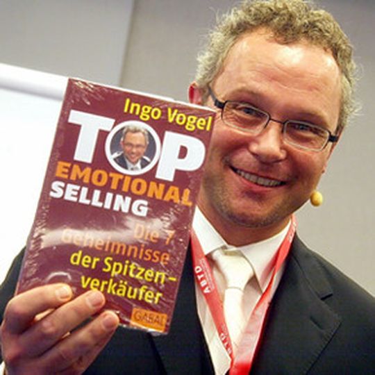 Ingo Vogel ist iist Rhetorik- und Verkaufstrainer und Autor der Bestseller „So reden Sie sich an die Spitze“ und „Top Emotional Selling – Die 7 Geheimnisse der Spitzenverkäufer“.