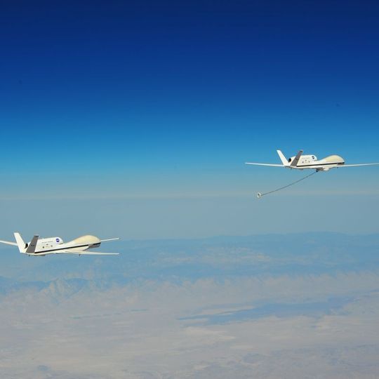 Anflug zum simulierten Auftanken: dabei näherten sich die beiden Global Hawk bis auf neun Meter an Anflug zum simulierten Auftanken: dabei näherten sich die beiden Global Hawk bis auf neun Meter an