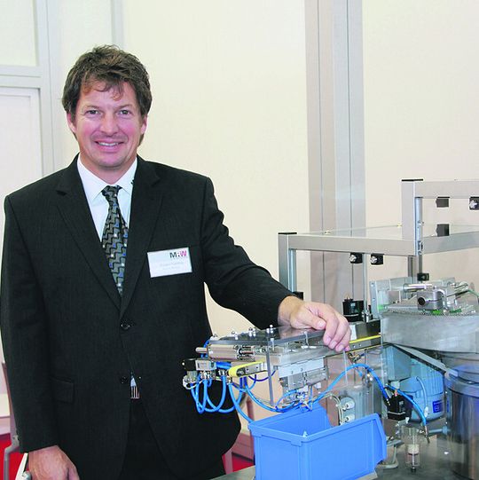 Die flexible Bereitstellungseinrichtung ist laut MRW-Geschäftsführer Gregor Fuisting „offen für die Zukunft“. Bei Typänderungen können bis auf die Bereitstellungsnester fast alle Teile ohne Änderung weitergenutzt werden. Mechanikbedingt können bis 60 Teile in der Minute zugeführt werden. Die flexible Bereitstellungseinrichtung ist laut MRW-Geschäftsführer Gregor Fuisting „offen für die Zukunft“. Bei Typänderungen können bis auf die Bereitstellungsnester fast alle Teile ohne Änderung weitergenutzt werden. Mechanikbedingt können bis 60 Teile in der Minute zugeführt werden.