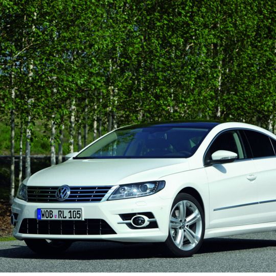 Volkswagen erweitert sein Angebot für den CC mit einem neuen R-Line Paket. Es umfasst Änderungen an der Karosserie und setzt Akzente im Innenraum, die dem Volkswagen CC einen dynamischeren Auftritt verleihen sollen. Volkswagen erweitert sein Angebot für den CC mit einem neuen R-Line Paket. Es umfasst Änderungen an der Karosserie und setzt Akzente im Innenraum, die dem Volkswagen CC einen dynamischeren Auftritt verleihen sollen.