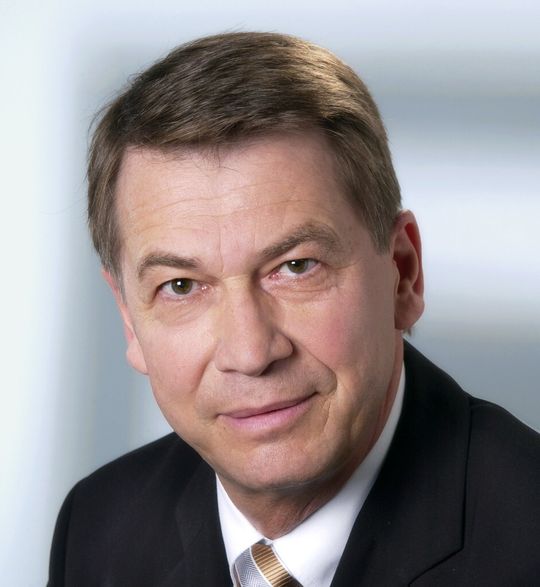 Der „Visionär“ und damalige Abteilungsleiter am Fraunhofer IIS, Dr. Norbert Bauer, etablierte 1997 die Fraunhofer-Allianz Vision, um die übergreifende Zusammenarbeit mehrerer Fraunhofer-Institute zu realisieren und das Wissen im Bereich des maschinellen Sehen zu bündeln Der „Visionär“ und damalige Abteilungsleiter am Fraunhofer IIS, Dr. Norbert Bauer, etablierte 1997 die Fraunhofer-Allianz Vision, um die übergreifende Zusammenarbeit mehrerer Fraunhofer-Institute zu realisieren und das Wissen im Bereich des maschinellen Sehen zu bündeln