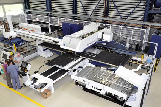 Stanz- und Lasermaschine "Tru¨Matic 7000" direkt angebunden an das Hochregallager. Stanz- und Lasermaschine "Tru¨Matic 7000" direkt angebunden an das Hochregallager.