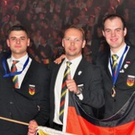 Zweirademechaniker Philip Weber (li.) und Kfz-Mechatroniker Daniel Hartmann (re.) holten bei den Euro Skills Gold für Deutschland. Experte Stephan Paschke gratulierte. Zweirademechaniker Philip Weber (li.) und Kfz-Mechatroniker Daniel Hartmann (re.) holten bei den Euro Skills Gold für Deutschland. Experte Stephan Paschke gratulierte.