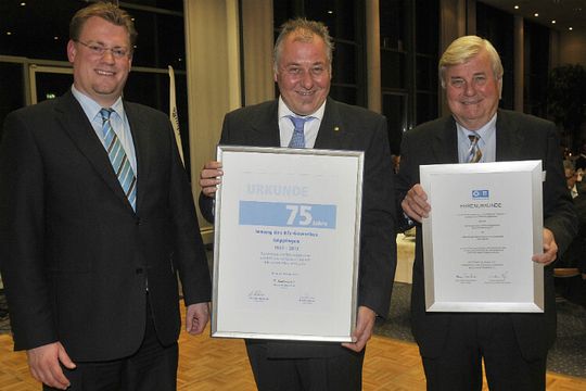 Feier bei der Kfz-Innung Göppingen (v.li.): Carsten Beuß, Hauptgeschäftsführer Kfz-Landesverband Baden-Württemberg, Hans-Walter Schurr, stellver. Obermeister, und Obermeister Klaus Heschke (beide Kfz-Innung Göppingen).