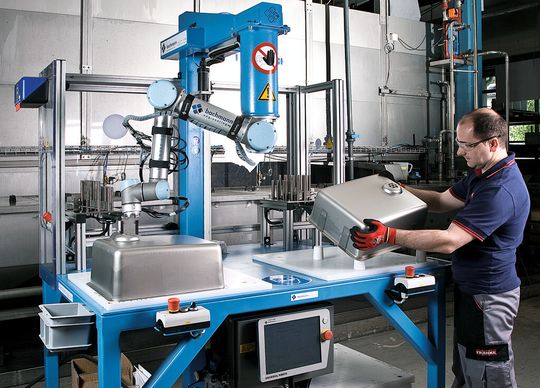 Un travail main dans la main ou presque entre l'homme et la machine. Un travail main dans la main ou presque entre l'homme et la machine.