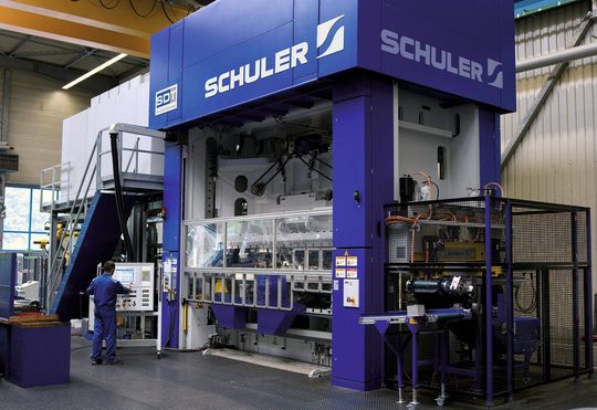 Automatisierte Servopresse von Schuler (MSD 630) mit Bandanlage, Powerfeed und 3-Achs-Transfer. Automatisierte Servopresse von Schuler (MSD 630) mit Bandanlage, Powerfeed und 3-Achs-Transfer.