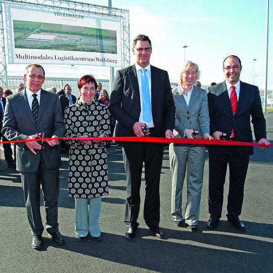 Feiern die Inbetriebnahme des neuen VW-Logistikzentrums (v.l.): Axel Schiffers, Ltr. Techn. Management Volkswagen Immobilien, Bärbel Weist, BGM Fallersleben, Jens Mösli, Projektleiter VW Logistics, Astrid Lühring, Ltr. Int. Logistik Material und Stephan Wolf, Mitglied Konzern-BR). Feiern die Inbetriebnahme des neuen VW-Logistikzentrums (v.l.): Axel Schiffers, Ltr. Techn. Management Volkswagen Immobilien, Bärbel Weist, BGM Fallersleben, Jens Mösli, Projektleiter VW Logistics, Astrid Lühring, Ltr. Int. Logistik Material und Stephan Wolf, Mitglied Konzern-BR).