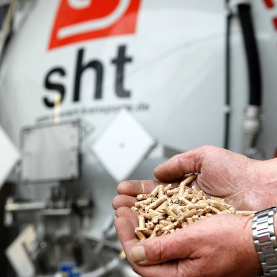 Die Qualität von Pellets leidet bei jedem Transport- und Lagerungsvorgang. Deshalb ist der schonende Umgang mit dem Brennstoff besonders wichtig. Die Qualität von Pellets leidet bei jedem Transport- und Lagerungsvorgang. Deshalb ist der schonende Umgang mit dem Brennstoff besonders wichtig.