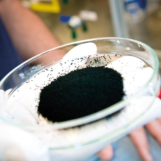 Wie unscheinbares schwarzes Pulver sehen Carbon nanotubes aus, die Hoffnungsträger für leistungsstärkere Energiespeicher und -wandler. RUB-Chemiker optimieren ihre Oberfläche. Wie unscheinbares schwarzes Pulver sehen Carbon nanotubes aus, die Hoffnungsträger für leistungsstärkere Energiespeicher und -wandler. RUB-Chemiker optimieren ihre Oberfläche.